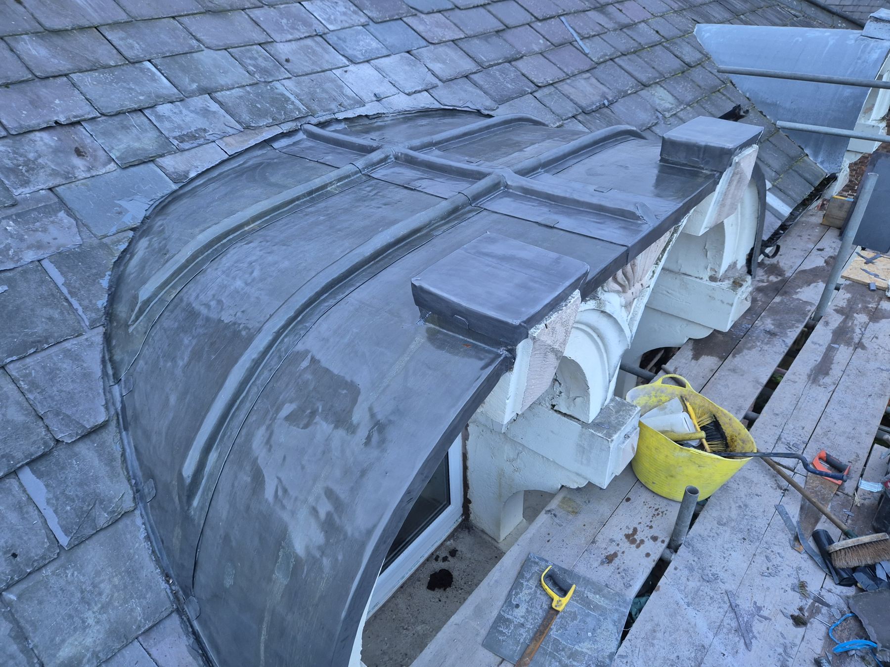 Lead bay roof detail